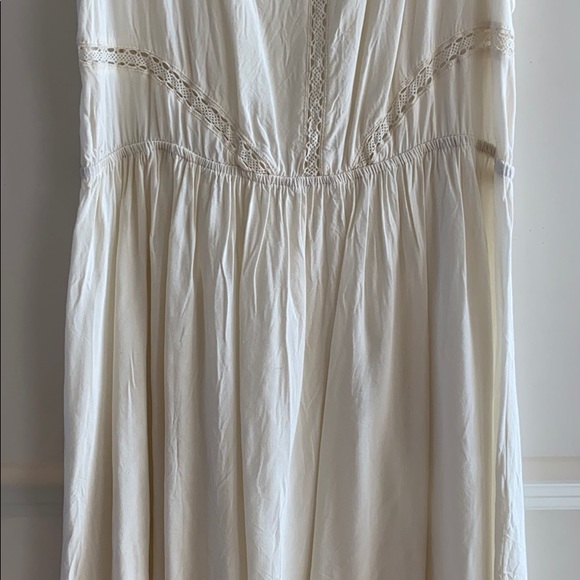 Gorgeous Flowy Dress with hints of lace - Picture 3 of 11